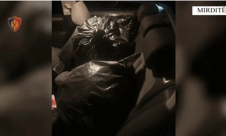 Dy vëllezërit krutanë dhe bashkëpunëtori i tyre braktisin thasët e drogës, marrin malet sapo shohin policinë