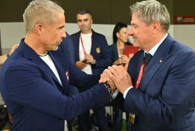 E ardhmja e trajnerit të Serbisë në “fije të perit”, fati i tij vendoset në sfidën me Shqipërinë