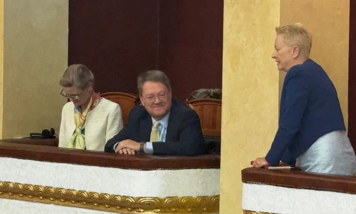 E dërguara me punë e SHBA ndjek seancën/ SPAK dhe Prokuroria e Përgjithshme “bojkotojnë” Parlamentin