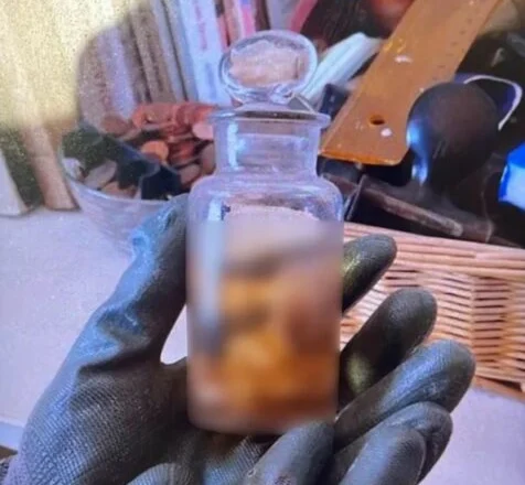 E frikshme/ Policia gjen një fetus brenda shishes së qelqit! Ja çfarë thotë autori