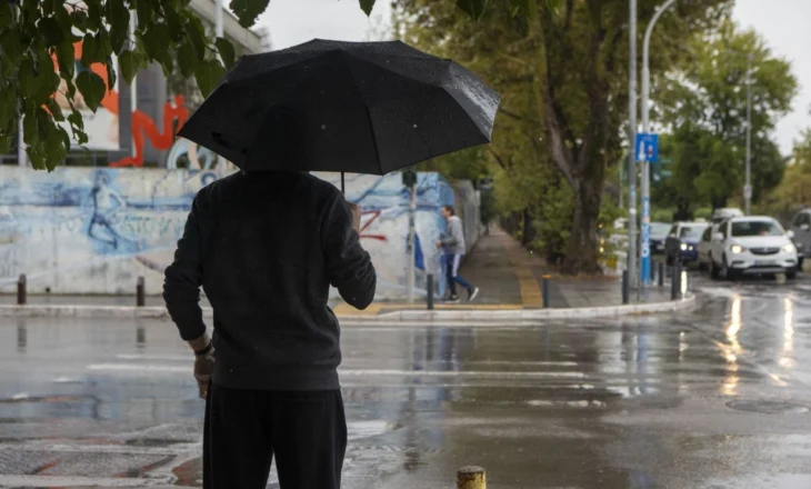 E hëna me vranësira, reshje shiu dhe kushte atmosferike të paqëndrueshme