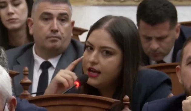 “E ka marrë falas këtë karrige, nuk i di ethet e garës”/ Deputetja sulm ndaj Xhaferrit: Mos merr leksione, se nuk di