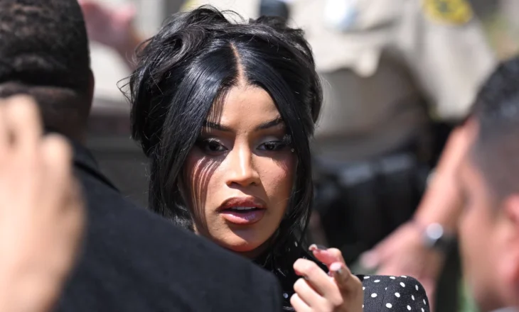 E pyeti për thashethemet për shtatzëni, Cardi B e gjuan paparacin me stilolaps