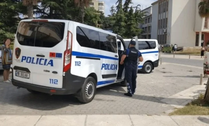 E rëndë/ Adoleshenti godet me gërshërë 40-vjeçarin