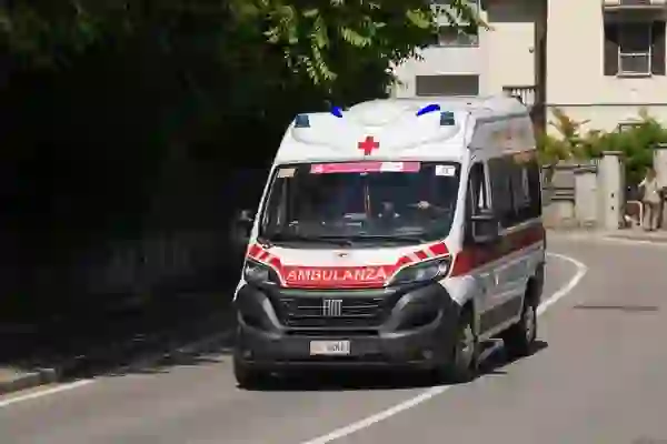 E rëndë në Itali/ 70-vjeçari hidhet nga ballkoni, por bie mbi 83-vjeçaren. E moshuara ndërron jetë në vend, personi që tentoi vetëvrasjen mbijetoi