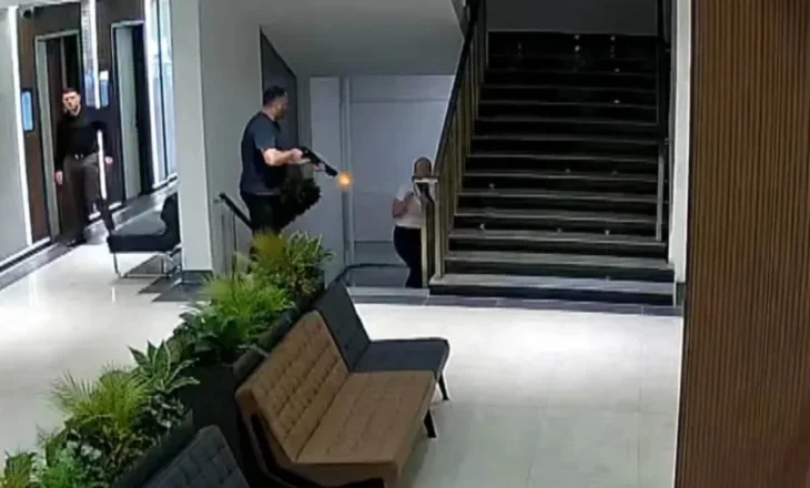 E rëndë në Turqi, burri vret ish-bashkëshorten me breshëri automatiku/ Autori i bëri pritë në spitalin ku punonte, publikohet momenti i krimit
