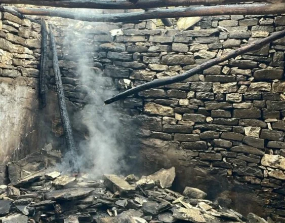 E rëndë/ Zjarri shkrumbon stallën e bagëtive në Mallakastër