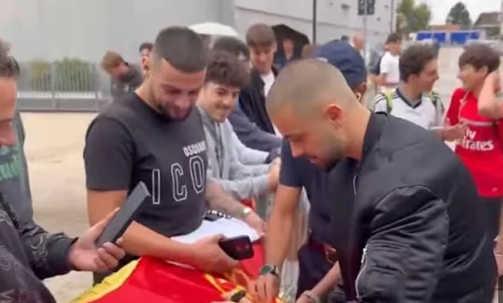 Edon Zhegrova gëzon gjithë shqiptarët, firmos mbi flamurin e UÇK te Juventusi