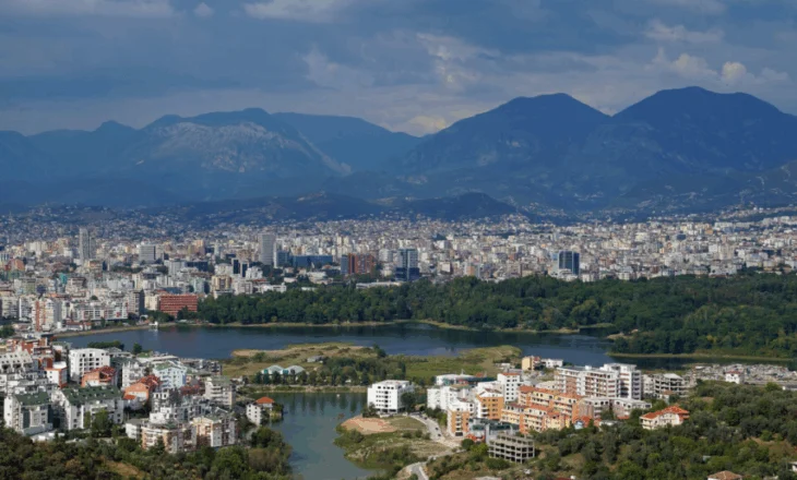 Ekonomia po rritet vetëm nga rrogat e shtetit, industria e bujqësia me rënie, dobët ndërtimi e turizmi