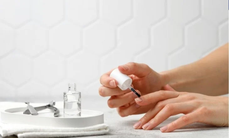 Ekspertët paralajmërojnë: Këto 15 përbërës që mund të rrezikojnë shëndetin tuaj, nga kozmetika tek ushqimet dhe enët plastike