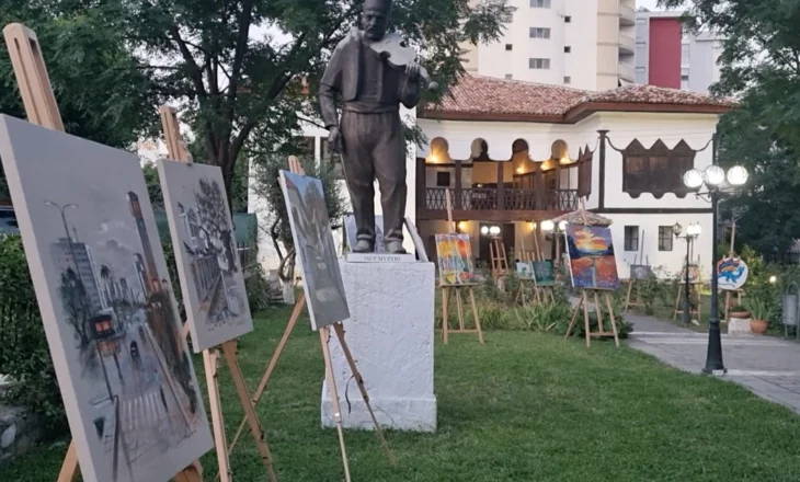 Ekspozita verore në Elbasan, të rinjtë prezantojnë punimet në pikturë, skulpturë dhe instalacione