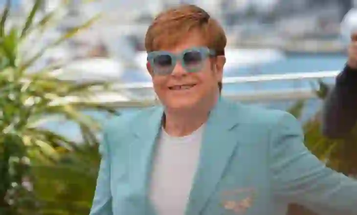 Elton John zbulon kërkesën e pazakontë të mjekut para operacionit në gju