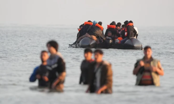 Emigrantët sytë nga Anglia/ Laburistët në tentativa për të gjetur zgjidhje, shqyrtojnë përdorimin e kazermave ushtarake për strehimin e azilkërkuesve