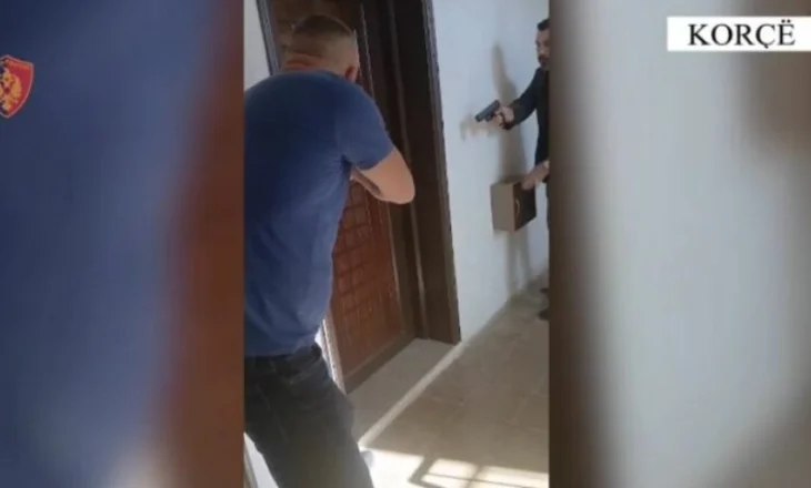 EMRI/ Kërcënoi me jetë efektivët që shkuan për ta arrestuar në shtëpi, përfundon në pranga 26-vjeçari në Korçë