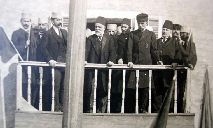 Eqrem Bej Vlora: E vërteta, ja ç’ndodhi në ditën e ngritjes së flamurit më 1912