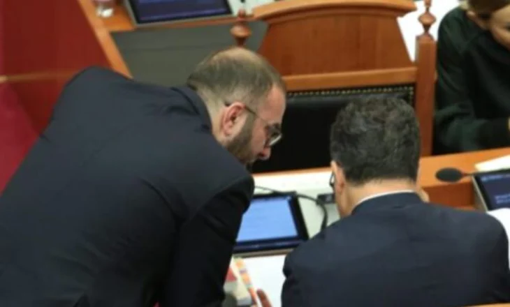 “Është kukull e Ramës dhe peng i Zotos”, PD kërkon shkarkimin e Peleshit dhe përsëritje të seancës