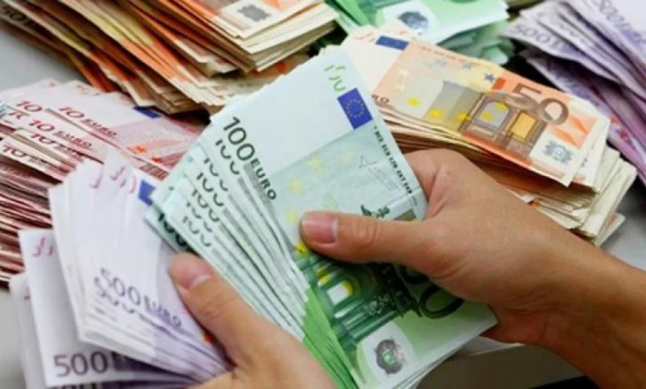 Euro bie në nivelin më të ulët historik në Shqipëri