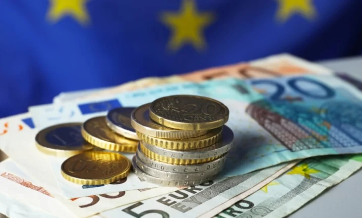 Euro shkon 96 lekë, niveli më i ulët historik në këmbim / Ekspertët: Oferta monetare në treg e lartë, turizmi ndikues kryesor