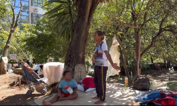 Familja rome me 3 fëmijë fle në lulishte! Apelon nëna e tyre: Dua vetëm t’i strehoj! Bashkia: I ofruam bonus qiraje