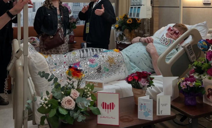 Fansat në panik: Elton John publikon një foto nga spitali dhe i bën të gjithë konfuz