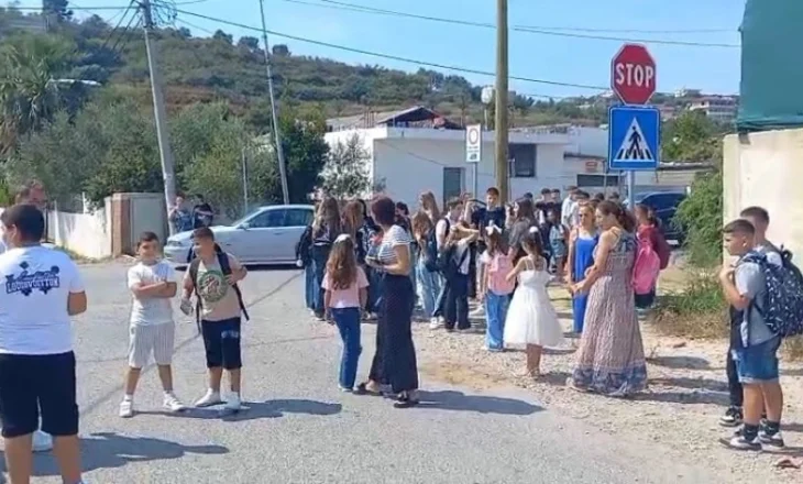 Fëmijët mbeten në rrugë në ditën e parë të shkollës, ZVA u heq transportin 185 nxënësve në Porto Romano