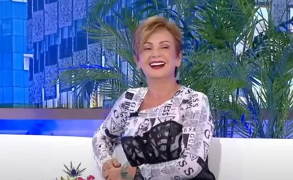 Feriola Morava Edwards, aktorja që tronditi ekranin shqiptar në vitet ’90 rrëfen skenën nudo që…