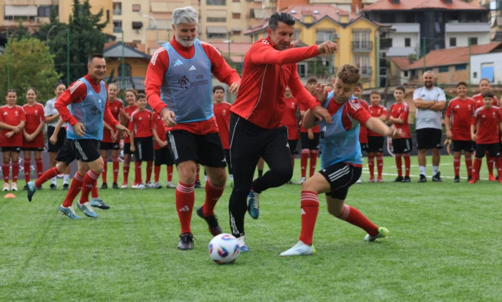 “Festival futbolli” me fëmijët në Tiranë, marrin pjesë Čeferin dhe Luis Figo