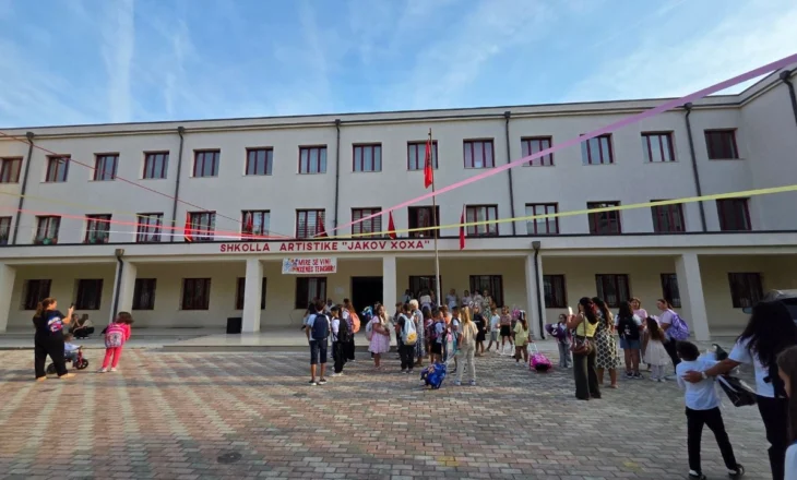 Fier/ 2000 nxënës ulen për herë të parë në bankat e shkollës, programi “Art, zeje, sport” zgjerohet me 16 institucione të tjera publike