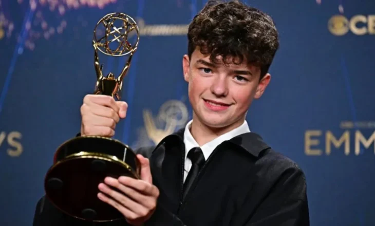 Filmi “Adolescence”/ Owen Cooper bën histori në Emmy, 15-vjeçari bëhet fituesi më i ri djalë në çmimet Primetime