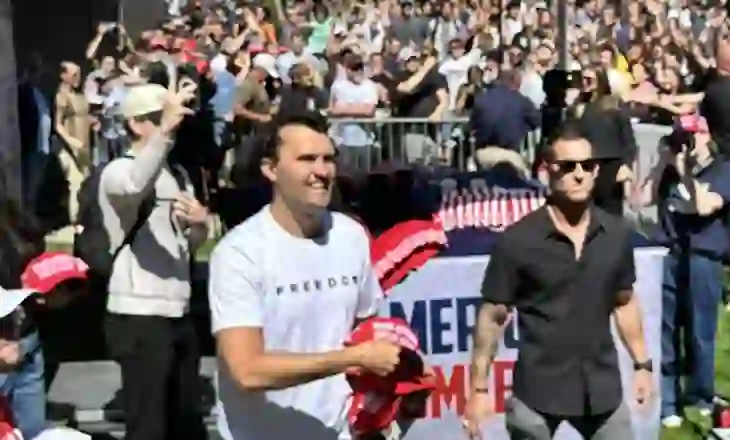 Fjalët e fundit të Charlie Kirk para se të merrte plumbin fatal. Pamjet mund ta kenë ‘kapur’ vrasësin para dhe pas të shtënave