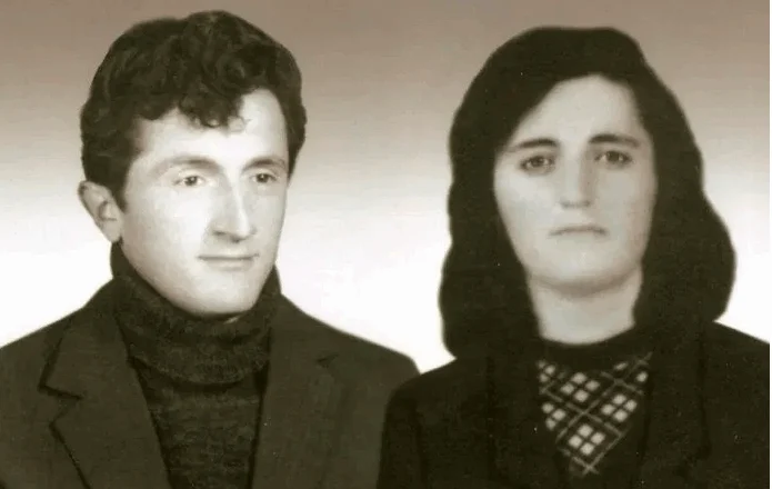 Fjeti gjithë natën me nënën që kishte ndërruar jetë, qante se ajo s’kishte më gji t’i jepte