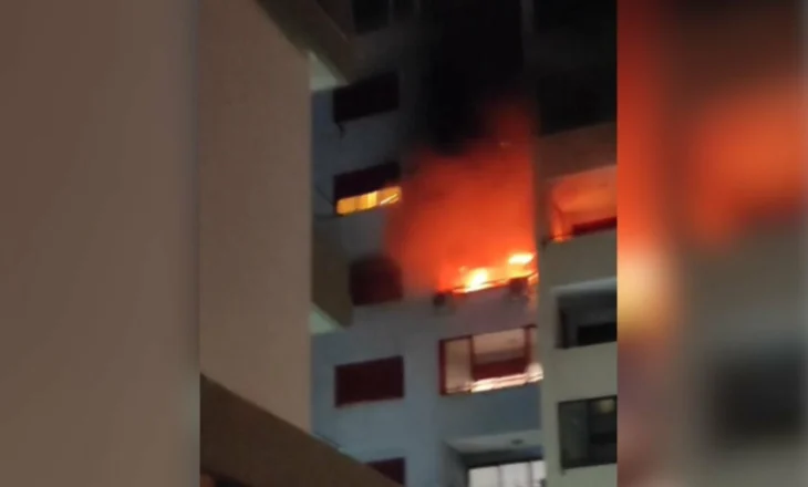Flakët ‘përpijnë’ një apartament në Durrës (Detajet)