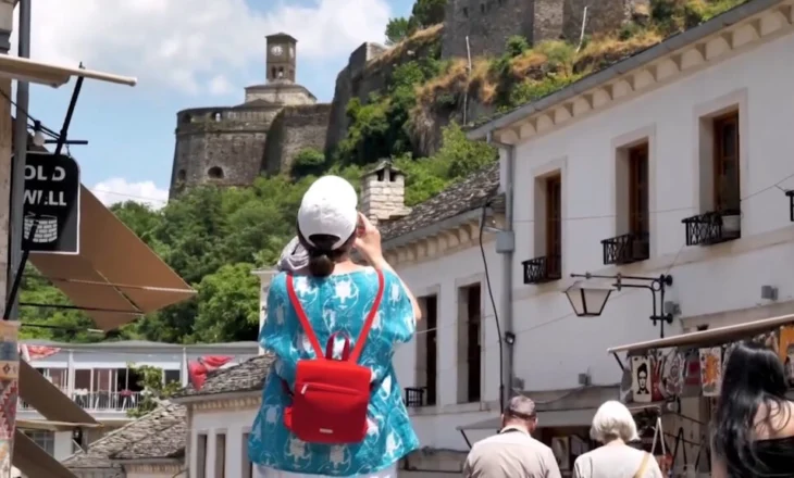 Fluks turistësh të huaj në Gjirokastër/ 500 mijë vizitorë në 7 muaj, vlerësojnë natyrën dhe mikpritjen