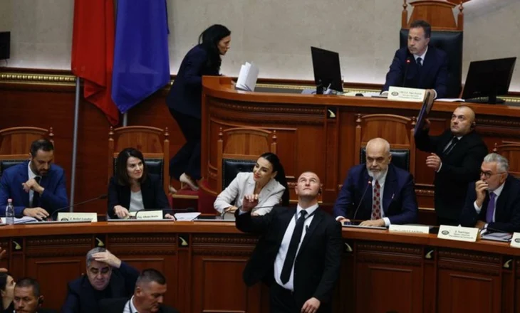 ‘Fluturuan’ shishe dhe rregulloren e Kuvendit mbi kokat e Ministrave, PS kërkon ‘ndëshkim’ për demokratët