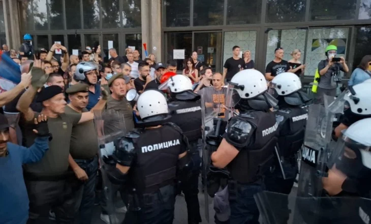 Forcat policore të Vuçiç rrethojnë fakultetet/ Studentët nuk ndalen, paralajmëronë protestë masive