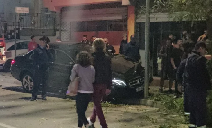 FOTO/ Aksident në Pogradec, ‘Benzi’ me shpejtësi të lartë merr përpara pemët në trotuar