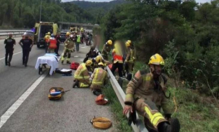 FOTO/ Autobusi me turistë del nga autostrada dhe përplaset me shkëmbin, 53 të plagosur