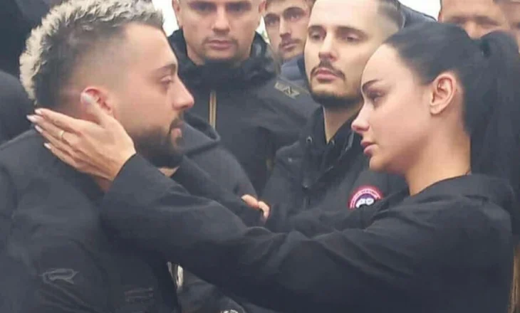 Foto/ Egli Tako merr pjesë në varrimin e vëllait të Gjestit!