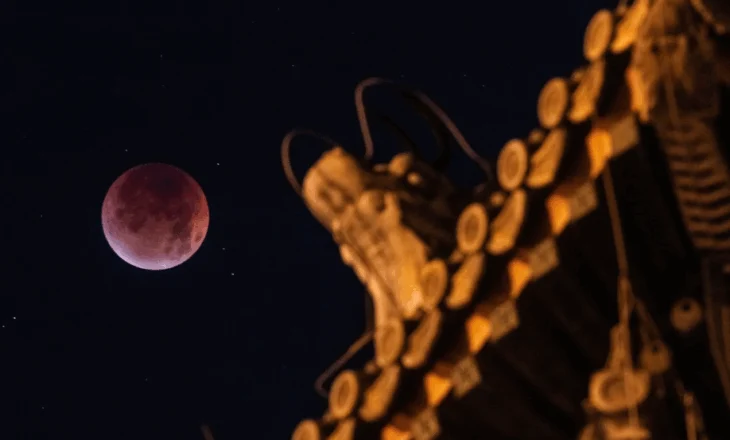 FOTO/ Eklipsi mahniti botën, pamjet spektakolare nga “Hëna e përgjakur”