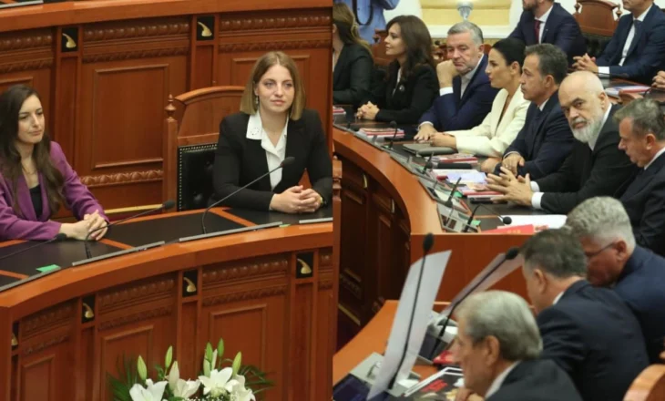 FOTO-GALERI/ Çfarë nuk u pa nga seanca e parë, Berisha e Rama në një rresht! Deputetet e reja ndryshim ‘look’-u