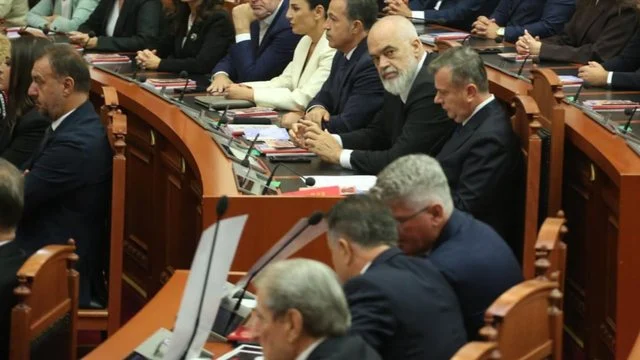 Foto-lajm/ Rama nuk ia ndan sytë Berishës në Kuvend