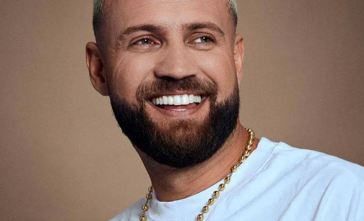 FOTO/ Luiz Ejlli në bashkëpunim ikonik, rikthehet në studion e hiteve pas 15 viteve
