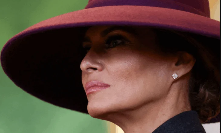FOTO/ Melania Trump tërheq vëmendjen me pamjen në Britani