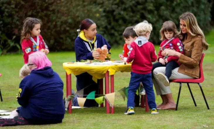 Foto/ Nga banketi madhështor te momenti i ëmbël, Kate Middleton dhe Melania Trump kalojnë çaste me një grup fëmijësh