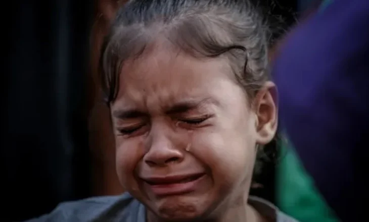 FOTO/ Palestinezët në Gaza vajtojnë të dashurit e tyre të vrarë nga sulmet izraelite