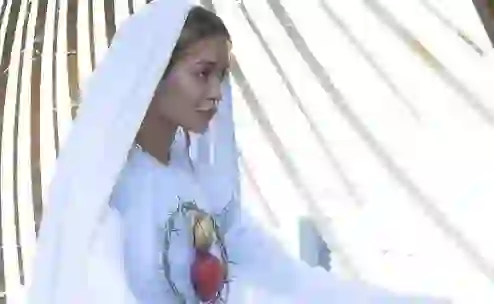 Foto/ Rita Ora provokon me poza si Virgjëresha Mari
