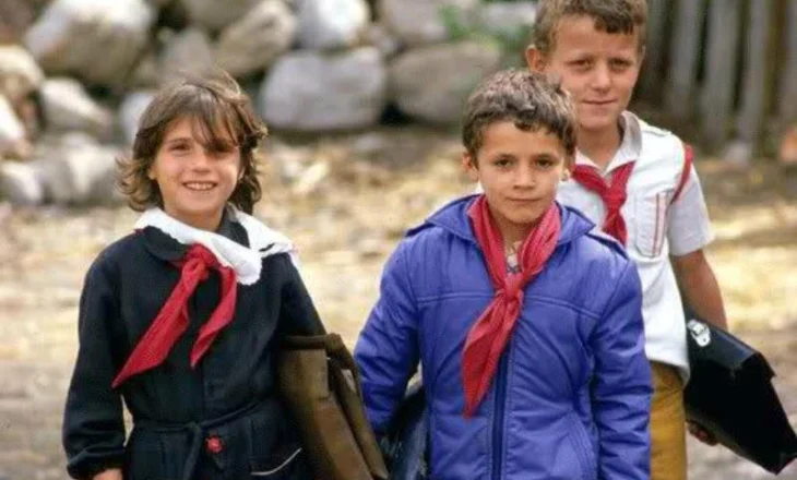 Fotografi të rralla: Si dukeshin nxënësit dhe mësuesit në kohën e komunizmit në Shqipëri…