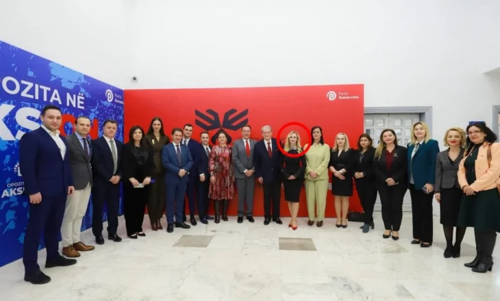 FOTOLAJM/ E sapoemëruar drejtoreshë e QSUT, Anxhela Paparizo u prit në zyrë nga Berisha kur drejtonte Këshillin e Diasporës