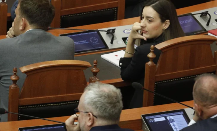 FOTOT/ Deputetet e Fierit marrin “kontrollin” e grupit të PS në Kuvend, Zegjine Caushi dhe Kiduina Zaka i japin leksione opozitës. Ç’nuk u pa nga seanca
