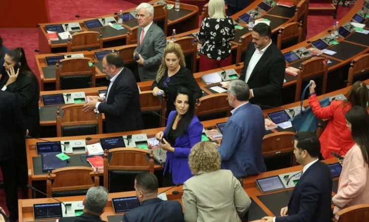 FOTOT/ I pari largohet Berisha, të tjerët e ndjekin nga pas. Rikthehen seancat e Kuvendit me gjysmën e sallës bosh